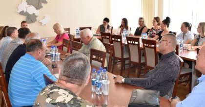 Dziki. Zagrożenia i zasady postępowania w przypadku spotkania zwierząt
