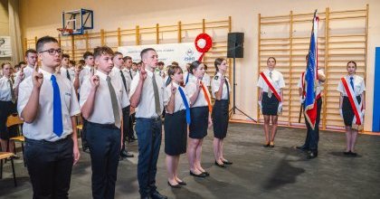Uroczyste ślubowanie uczniów klas pierwszych w ZSOiT w Wojkowicach