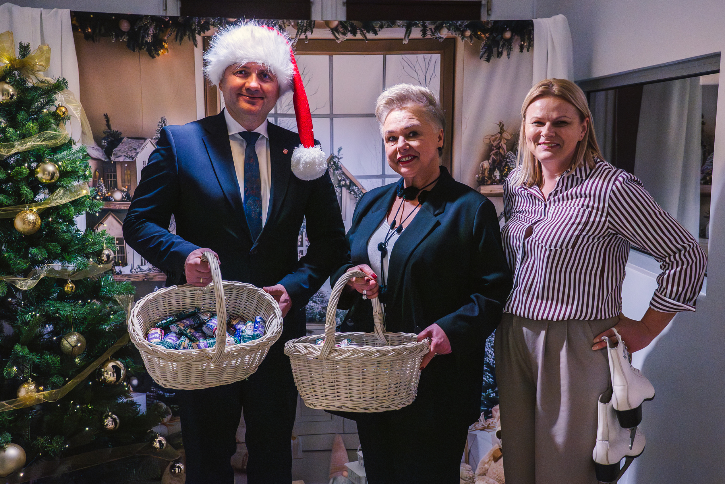 Ubieranie choinki w Ośrodku Wspierania Dziecka i Rodziny w Będzinie