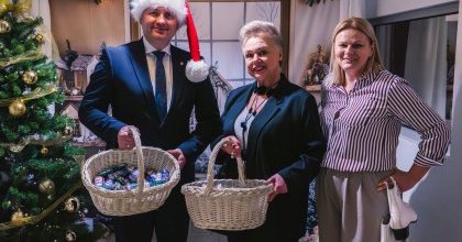 Ubieranie choinki w Ośrodku Wspierania Dziecka i Rodziny w Będzinie 