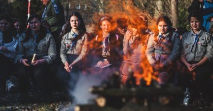 Międzypokoleniowe spotkanie harcerskie przy ognisku