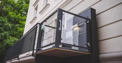 Nowa winda dla osób z niepełnosprawnościami przy wejściu do budynku Starostwa Powiatowego w Będzinie