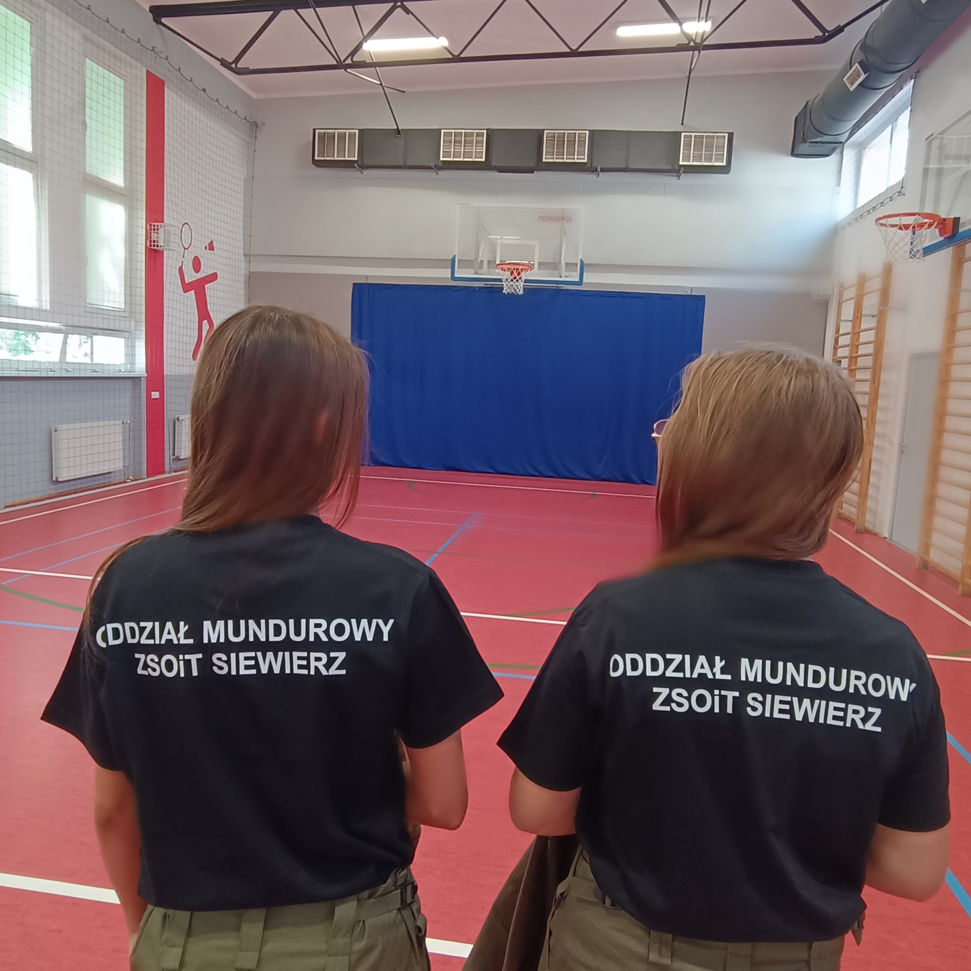 Nowe mundury i specjalistyczne wyposażenie dla uczniów klas mundurowych Powiatu Będzińskiego