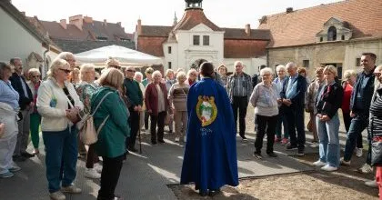Seniorzy z Będzina poznawali historię ziemi opolskiej