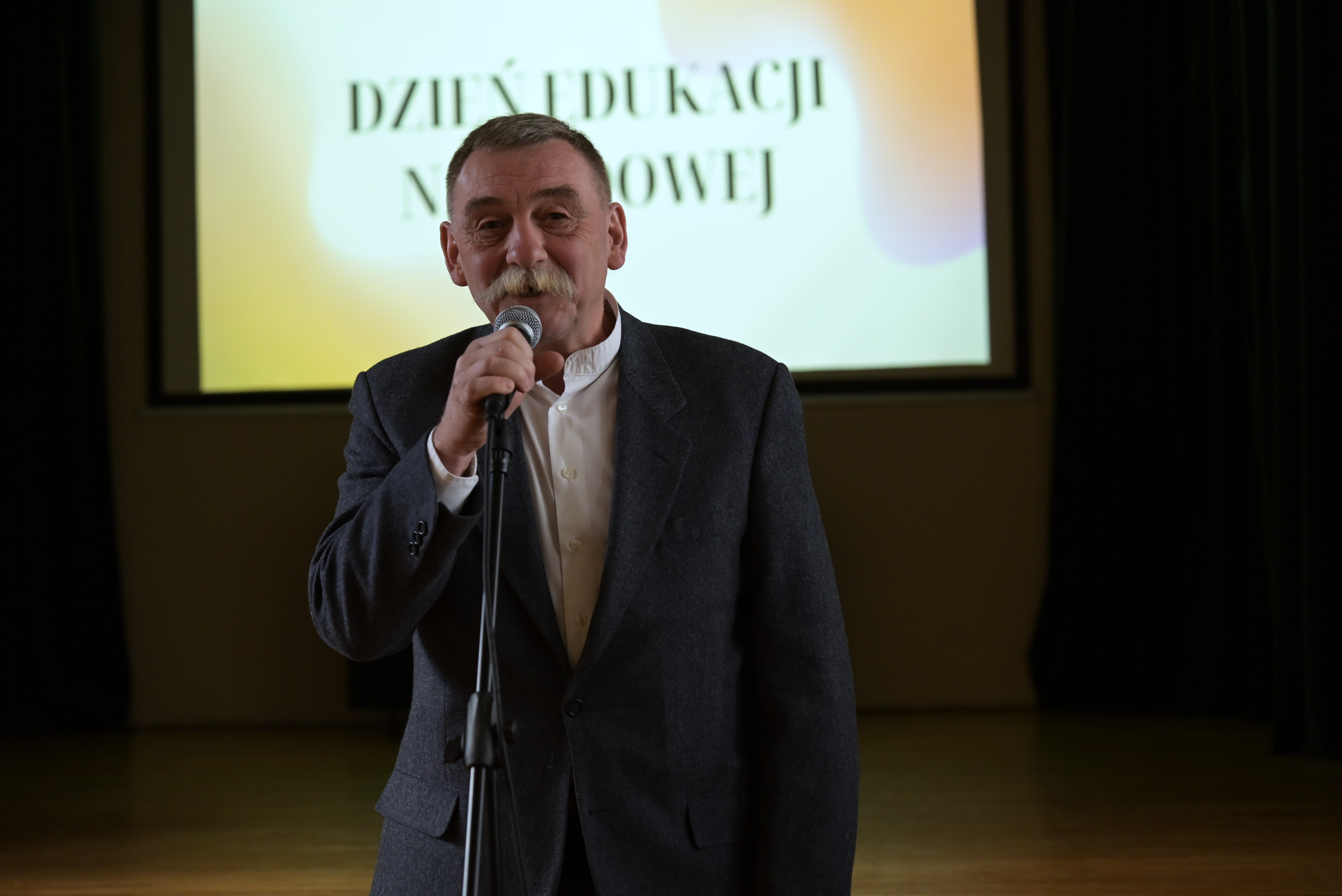 Pasowanie na ucznia i obchody Dnia Edukacji Narodowej w III LO w Będzinie