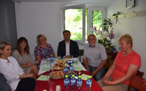 Otwarcie nowej siedzibu PZN w Będzinie - Starosta wraz z Wiceprezydent Miasta Będzina rozmawiają z członkami klubu PZN