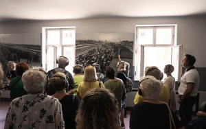 Obóz zagłady, bólu i poniżenia. Seniorzy zwiedzili Auschwitz-Birkenau (5)