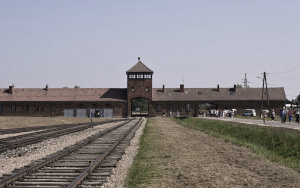 Obóz zagłady, bólu i poniżenia. Seniorzy zwiedzili Auschwitz-Birkenau (1)