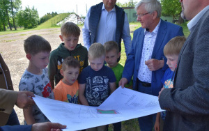 Wizyta Starosty Będzińskiego Sebastiana Szaleńca w Domu Dziecka w Sarnowie - wspólne ogladanie planów budowy boiska.