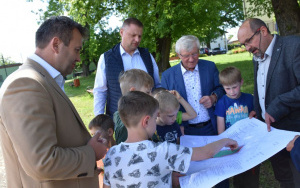Wizyta Starosty Będzińskiego Sebastiana Szaleńca w Domu Dziecka w Sarnowie - wspólne oglądanie planów budowy boiska.