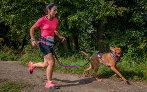 Bieg Trzech Zamków - kobieta biegnąca z psem