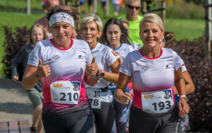 Bieg Trzech Zamków - grupa kobiet biegnących, jedna ma uniesiony kciuk w górę