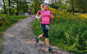 Bieg Trzech Zamków - kobieta biegnąca w parku