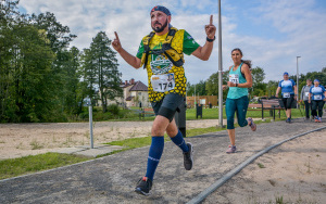 Bieg Trzech Zamków - biegnący mężczyzna unoszący palce w górę