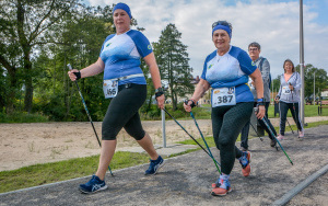 Bieg Trzech Zamków - kobiety uprawiające nordic walking