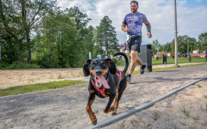 Bieg Trzech Zamków - zawodnik biegnący z psem