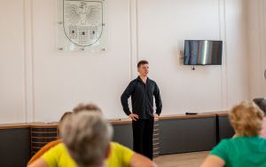 Instruktor tańca pokazuje ruchy uczestnikom kursu