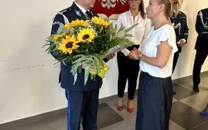 Wiceprezydent Miasta Będzina wręcza kwiaty