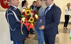 Starosta Będziski i Naczelnik Wydział Zarządzania Bezpieczństwem wręczają kwiaty i list gratulacyjny Komendantowi