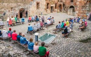 Będzińscy seniorzy zwiedzili zamek biskupów krakowskich w Siewierzu (3)