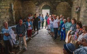 Będzińscy seniorzy zwiedzili zamek biskupów krakowskich w Siewierzu (5)