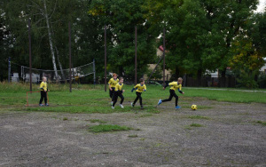 Dzieci grają w piłkę nożną.