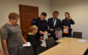 Starosta wraz z Zastępcą Komendanta powiatowego Policji w Będzinie wręczajom dzieciom certyfikaty oraz medale dla kierowców