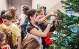 Tradycyjne ubieranie choinki w Ośrodku Wspierania Dziecka i Rodziny w Będzinie (1)