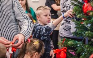 Tradycyjne ubieranie choinki w Ośrodku Wspierania Dziecka i Rodziny w Będzinie (2)