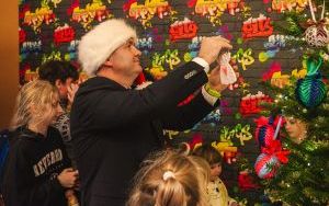 Tradycyjne ubieranie choinki w Ośrodku Wspierania Dziecka i Rodziny w Będzinie (3)