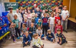 Tradycyjne ubieranie choinki w Ośrodku Wspierania Dziecka i Rodziny w Będzinie (5)