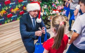 Tradycyjne ubieranie choinki w Ośrodku Wspierania Dziecka i Rodziny w Będzinie (6)