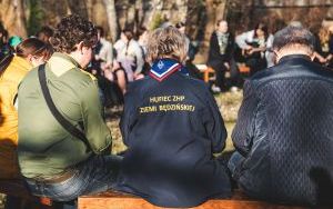 Międzypokoleniowe spotkanie harcerskie przy ognisku (1)