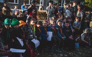 Międzypokoleniowe spotkanie harcerskie przy ognisku (2)