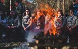 Międzypokoleniowe spotkanie harcerskie przy ognisku (6)