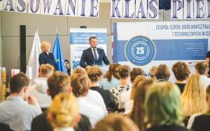 Pasowanie uczniów w Zespole Szkół Ogólnokształcących i Technicznych w Czeladzi (1)