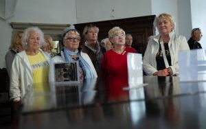 Seniorzy z Będzina poznawali historię ziemi opolskiej (9)
