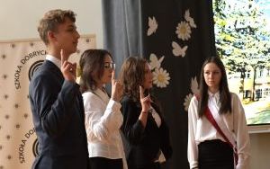 Pasowanie w I Liceum Ogólnokształcącym im. Mikołaja Kopernika w Będzinie (3)